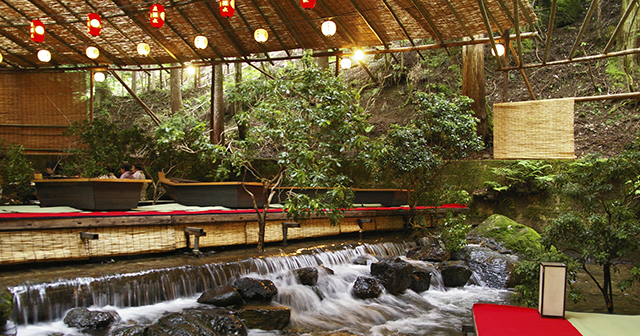 夏の京都・貴船で、五感を潤す川床体験を──。